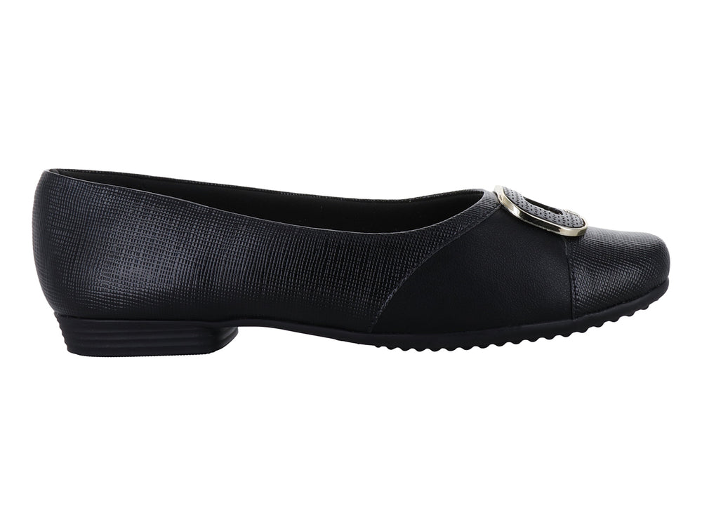 Zapato plano color negro con hebilla dorada decorativa y punta redondeada.