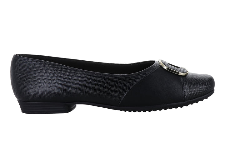 Zapato plano color negro con hebilla dorada decorativa y punta redondeada.