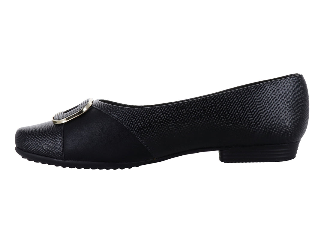 Zapato plano color negro con hebilla dorada decorativa y punta redondeada.