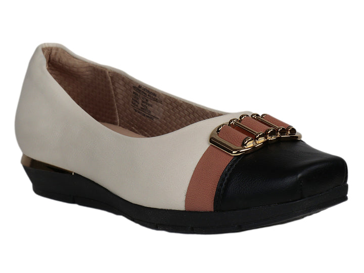 Zapato plano tricolor en colores blanco roto, terracota y negro con detalle de hebilla dorada.