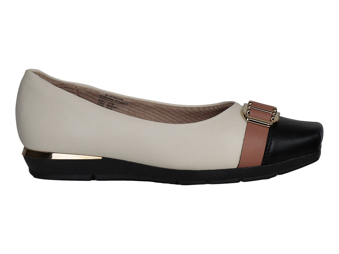 Zapato plano tricolor en colores blanco roto, terracota y negro con detalle de hebilla dorada.