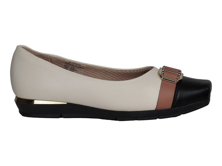 Zapato plano tricolor en colores blanco roto, terracota y negro con detalle de hebilla dorada.