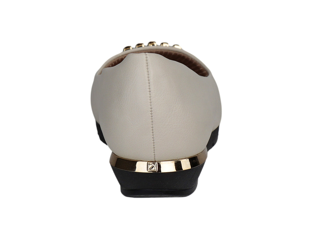 Zapato plano tricolor en colores blanco roto, terracota y negro con detalle de hebilla dorada.