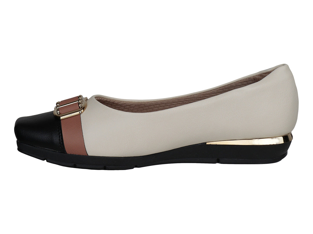 Zapato plano tricolor en colores blanco roto, terracota y negro con detalle de hebilla dorada.