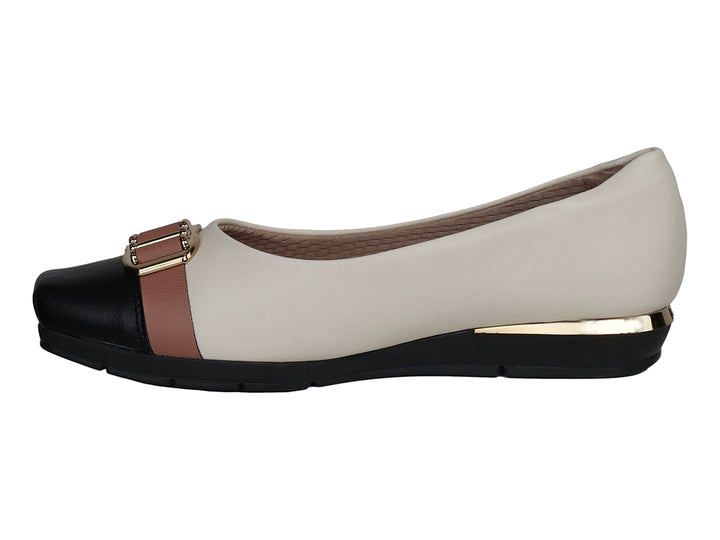 Zapato plano tricolor en colores blanco roto, terracota y negro con detalle de hebilla dorada.