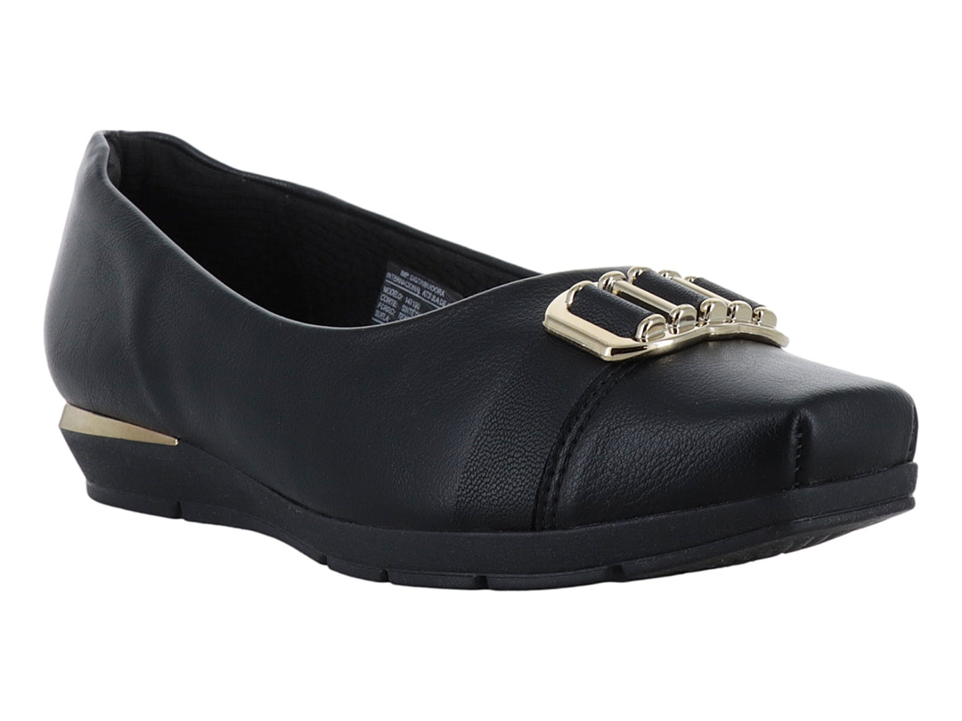 Zapato plano color negro para mujer con detalle de hebilla dorada en la parte superior y suela cómoda.