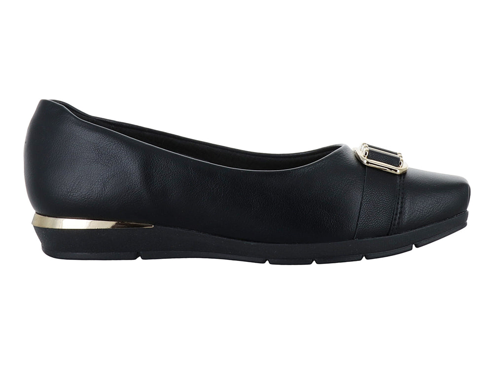 Zapato plano color negro para mujer con detalle de hebilla dorada en la parte superior y suela cómoda.