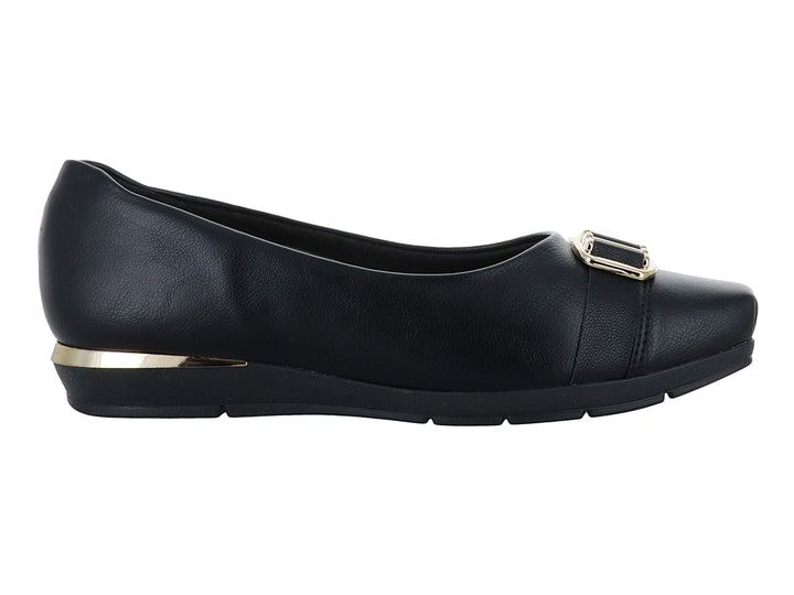 Zapato plano color negro para mujer con detalle de hebilla dorada en la parte superior y suela cómoda.