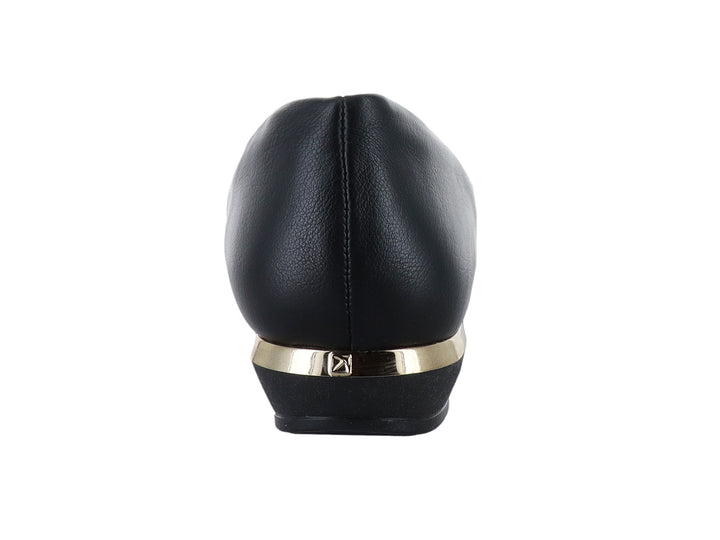 Zapato plano color negro para mujer con detalle de hebilla dorada en la parte superior y suela cómoda.