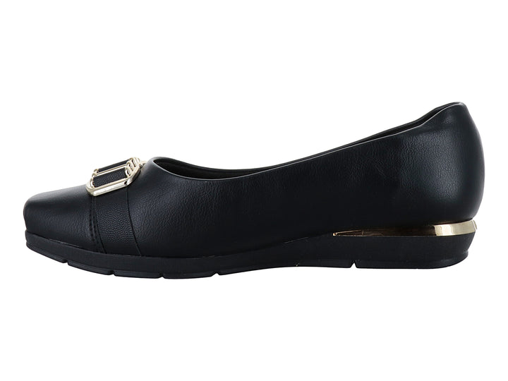 Zapato plano color negro para mujer con detalle de hebilla dorada en la parte superior y suela cómoda.