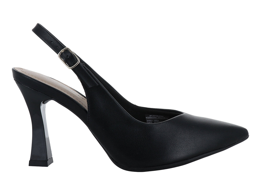 Zapato de tacón grueso color negro para mujer con correa trasera y punta cerrada.