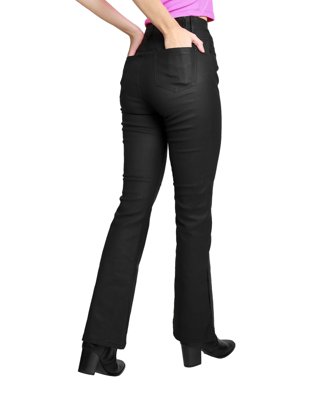 Vista posterior de pantalón negro de vinipiel estilo campana para mujer con bolsillos traseros.