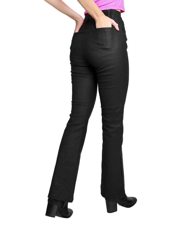 Vista posterior de pantalón negro de vinipiel estilo campana para mujer con bolsillos traseros.