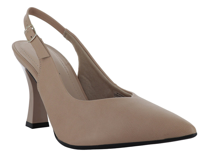 Zapato de tacón grueso color nude con correa posterior y punta fina.