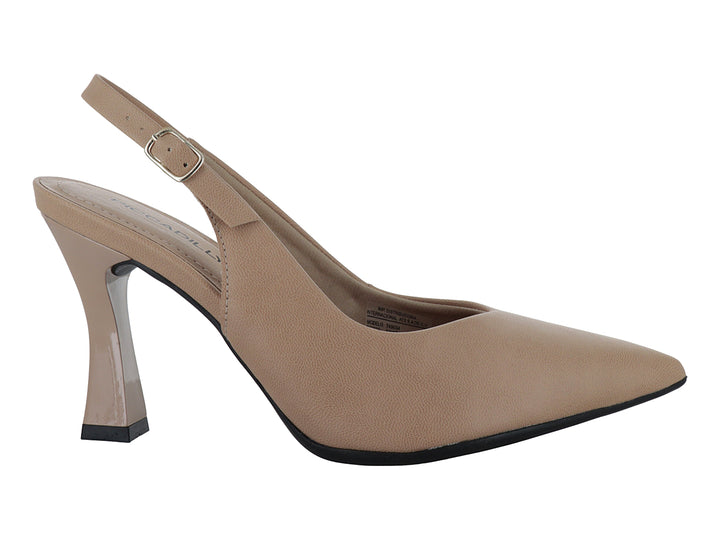 Zapato de tacón grueso color nude con correa posterior y punta fina.