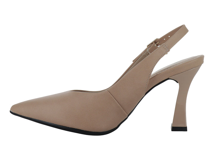 Zapato de tacón grueso color nude con correa posterior y punta fina.