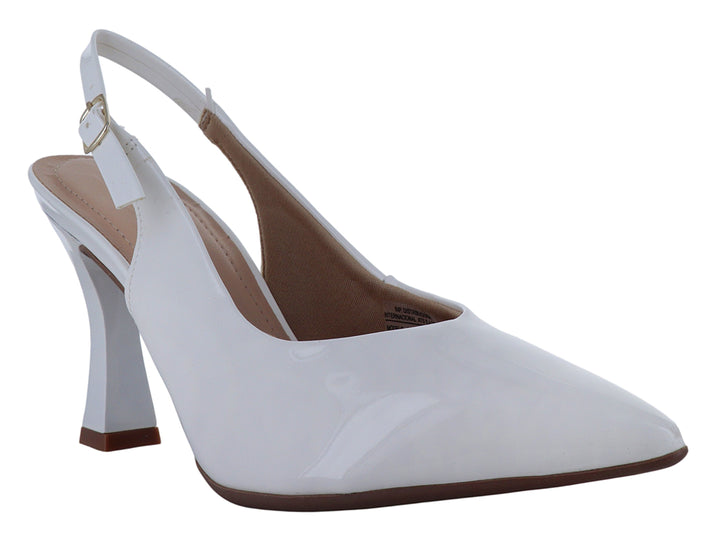 Zapato de tacón blanco brillante con punta cerrada y correa posterior tipo slingback.