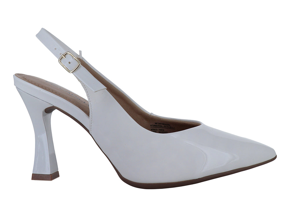Zapato de tacón blanco brillante con punta cerrada y correa posterior tipo slingback.