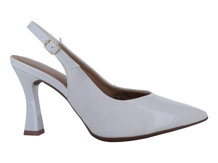 Zapato de tacón blanco brillante con punta cerrada y correa posterior tipo slingback.