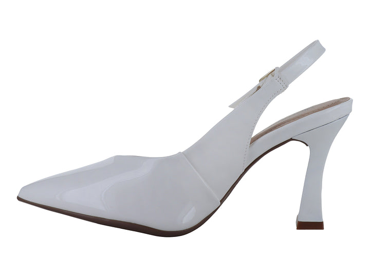 Zapato de tacón blanco brillante con punta cerrada y correa posterior tipo slingback.