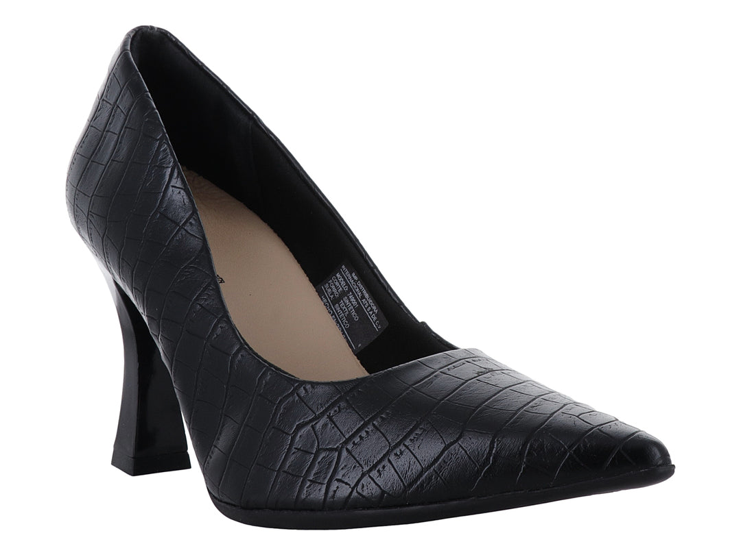 Zapato de tacón negro para mujer con textura de piel de cocodrilo y punta afilada.