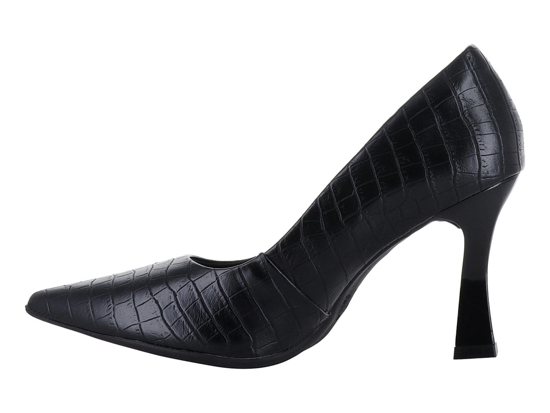Zapato de tacón negro para mujer con textura de piel de cocodrilo y punta afilada.
