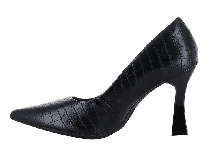 Zapato de tacón negro para mujer con textura de piel de cocodrilo y punta afilada.