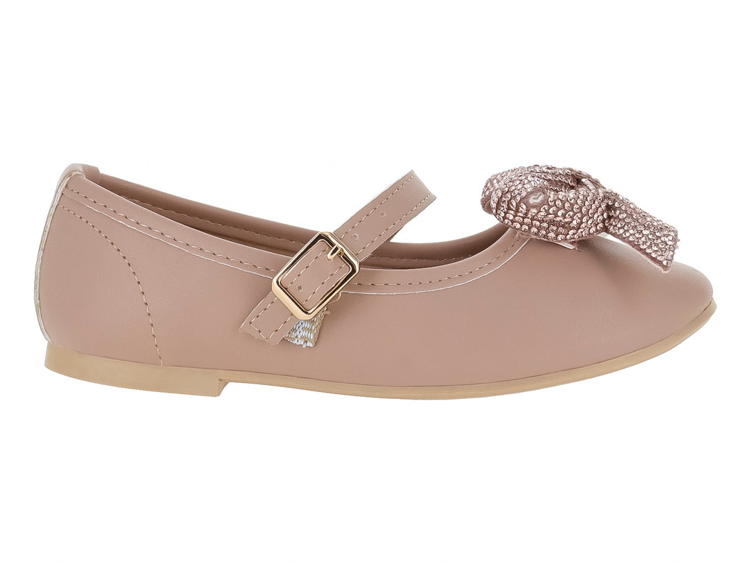 Zapato plano color beige con correa, hebilla dorada y un moño brillante en la punta.