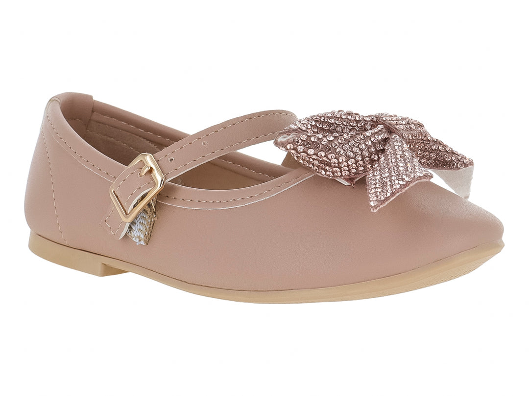 Zapato plano color beige con correa, hebilla dorada y un moño brillante en la punta.