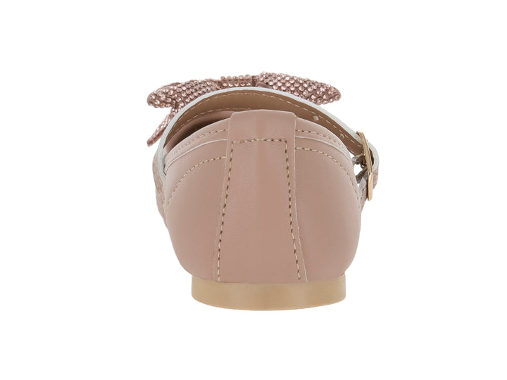 Zapato plano color beige con correa, hebilla dorada y un moño brillante en la punta.
