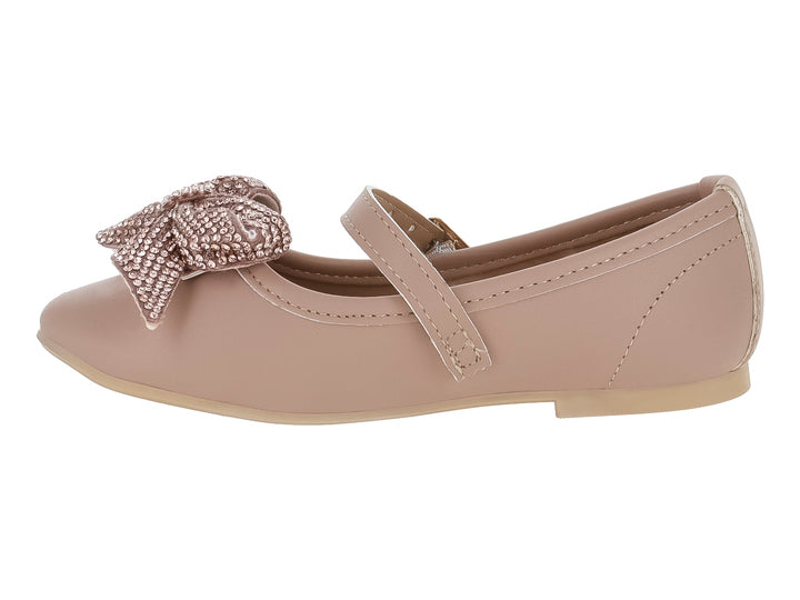 Zapato plano color beige con correa, hebilla dorada y un moño brillante en la punta.