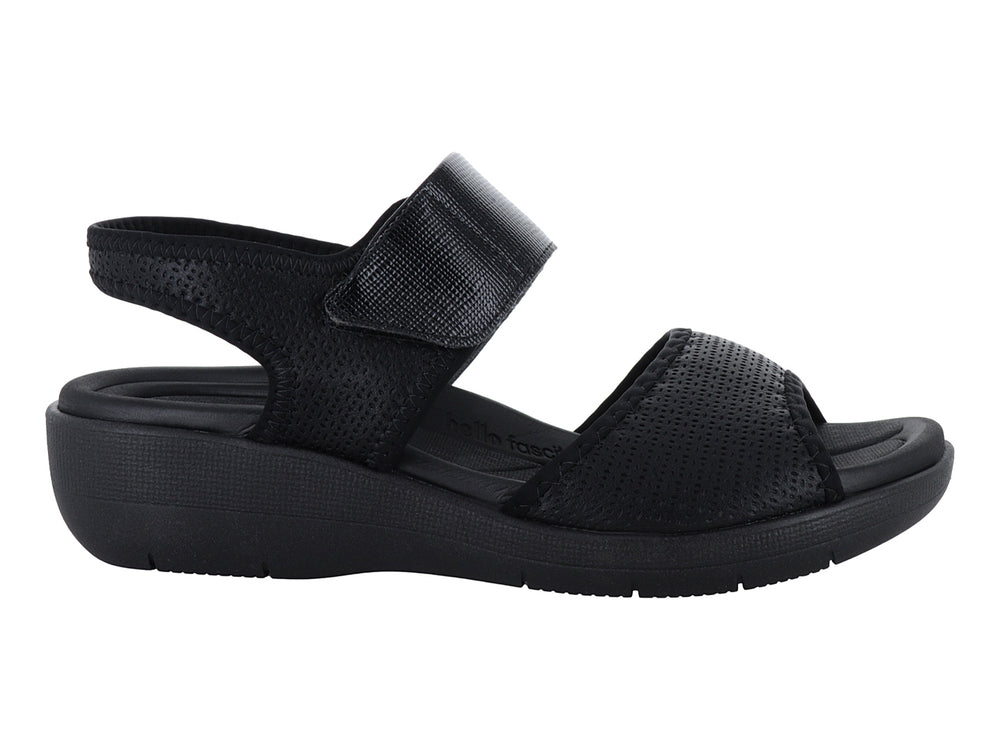 Sandalia casual color negro para mujer con correa ajustable y suela ancha.