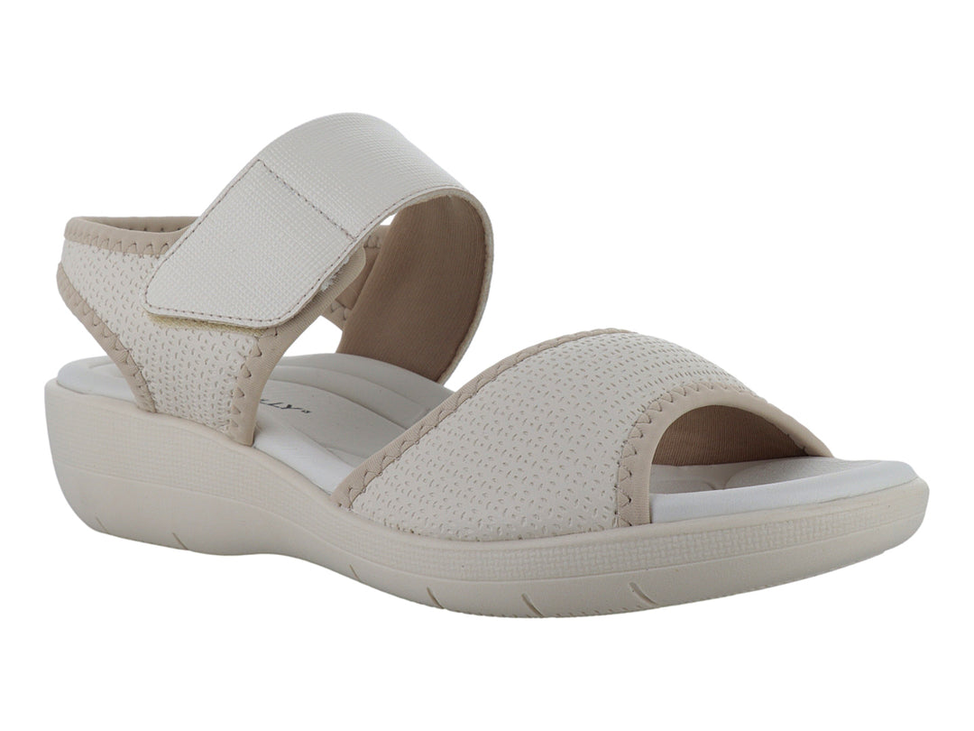 Sandalia casual color beige para mujer con correa ajustable y acabado perforado.