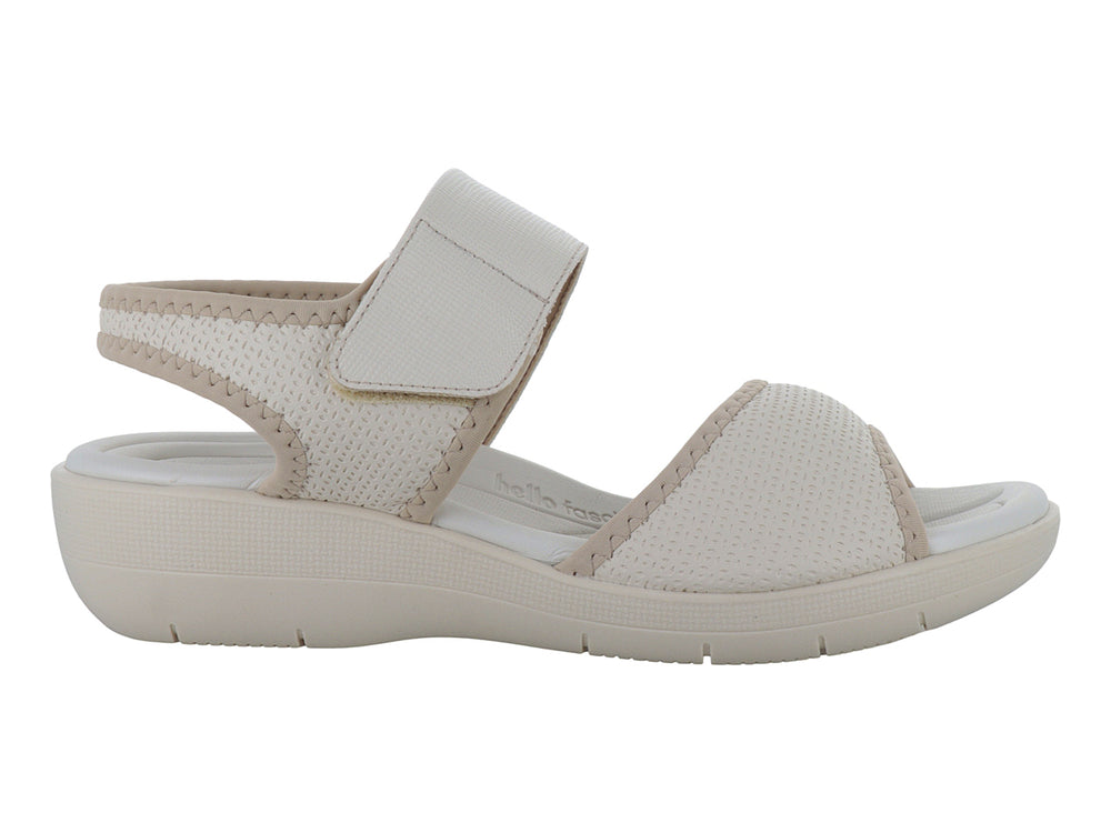 Sandalia casual color beige para mujer con correa ajustable y acabado perforado.
