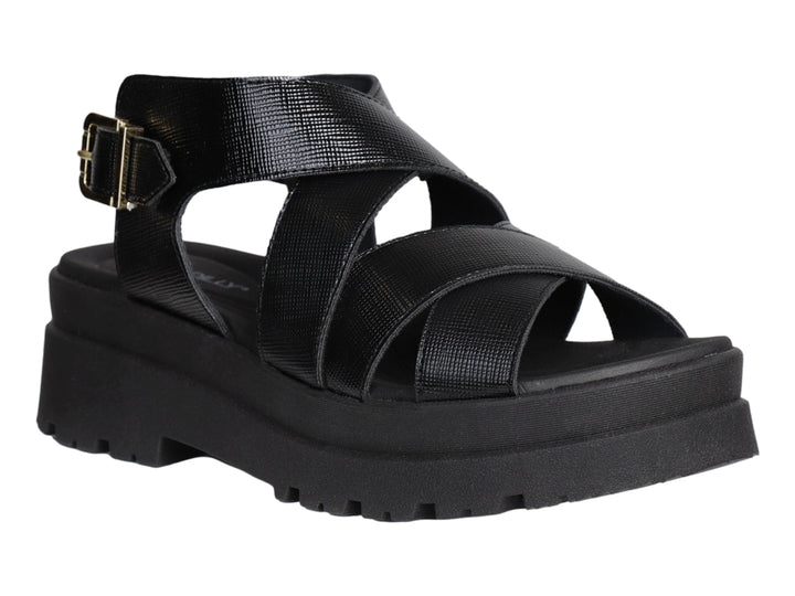 Sandalia de plataforma color negro con correas cruzadas y hebilla dorada.