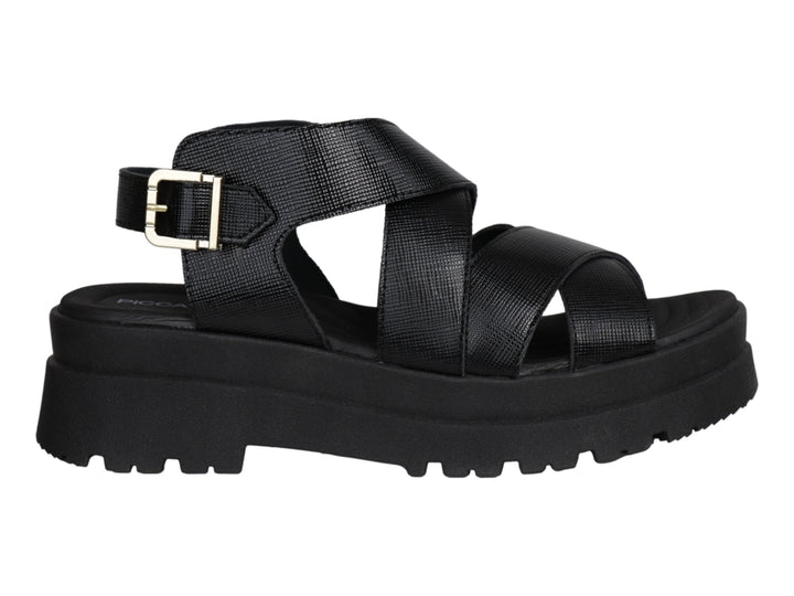 Sandalia de plataforma color negro con correas cruzadas y hebilla dorada.