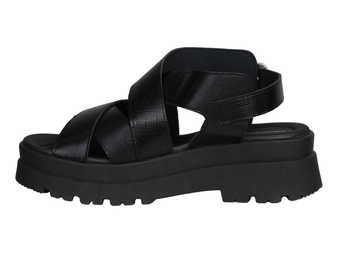 Sandalia de plataforma color negro con correas cruzadas y hebilla dorada.