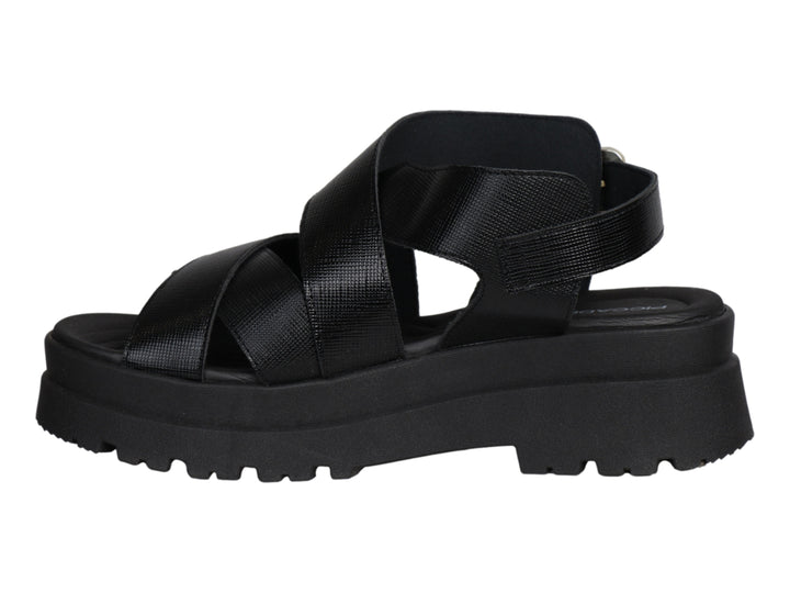 Sandalia de plataforma color negro con correas cruzadas y hebilla dorada.