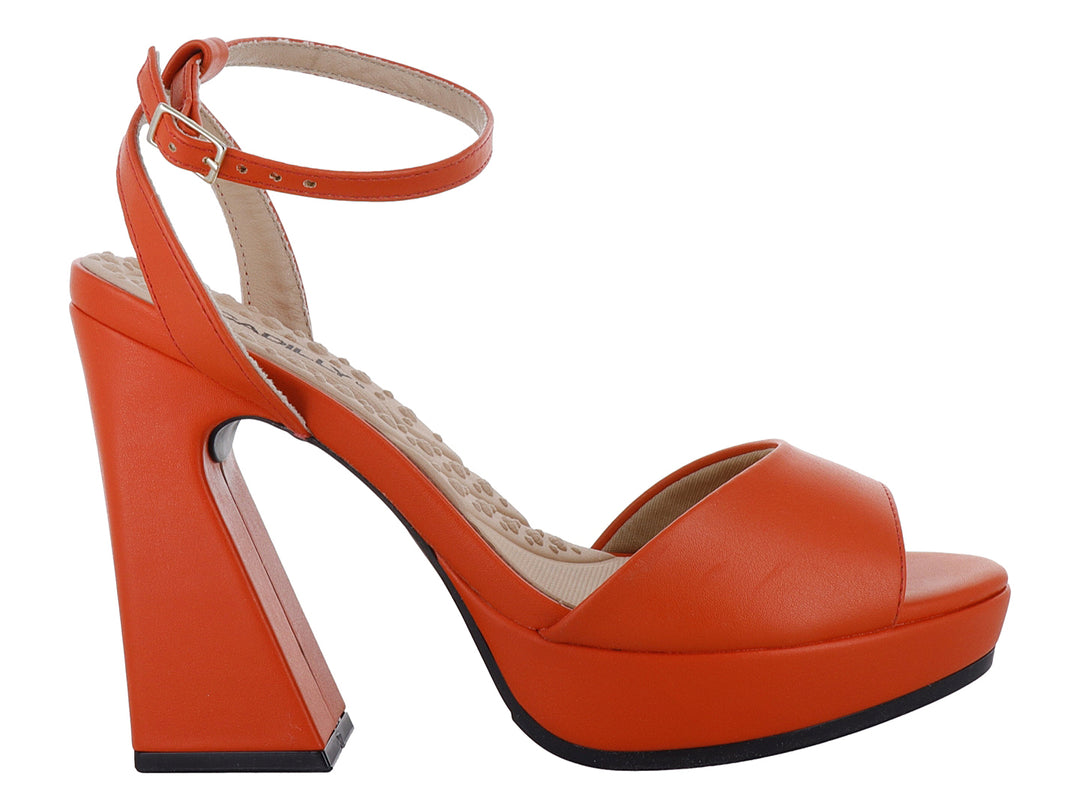 Sandalia de plataforma color naranja con tacón grueso y correa ajustable al tobillo.