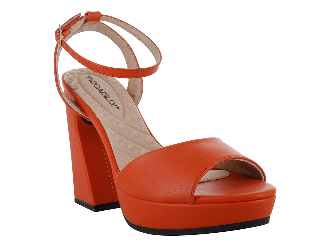 Sandalia de plataforma color naranja con tacón grueso y correa ajustable al tobillo.