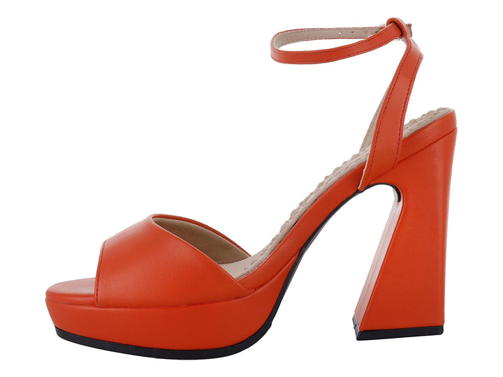 Sandalia de plataforma color naranja con tacón grueso y correa ajustable al tobillo.