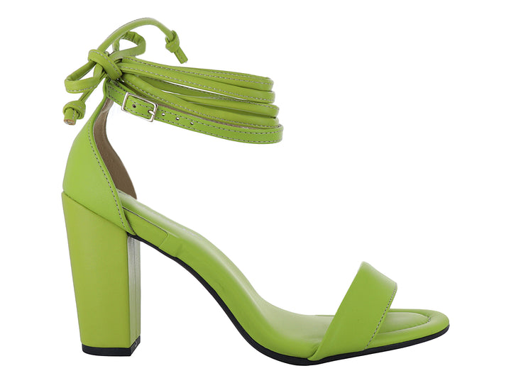 Sandalia Piccadilly color verde con tacón bloque y tiras ajustables al tobillo sobre fondo blanco.