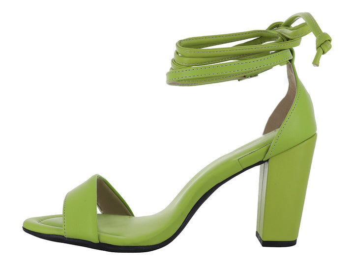 Sandalia Piccadilly color verde con tacón bloque y tiras ajustables al tobillo sobre fondo blanco.