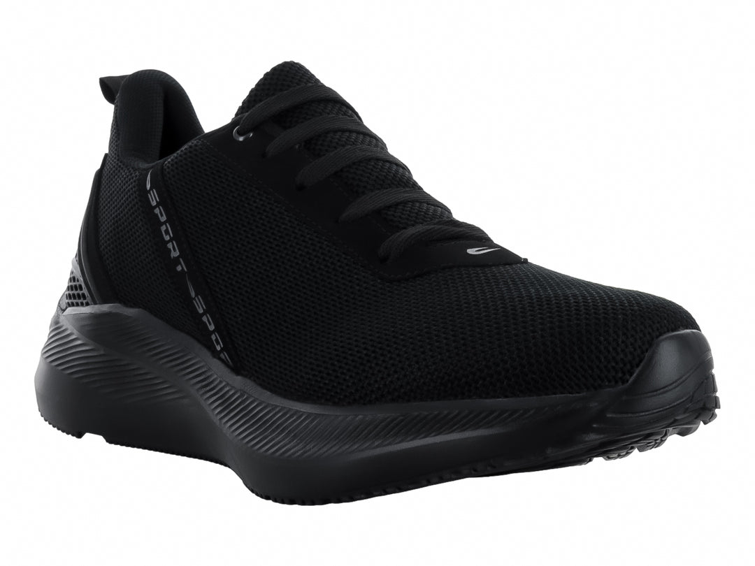 Tenis deportivo color negro con tejido de malla y suela gruesa.