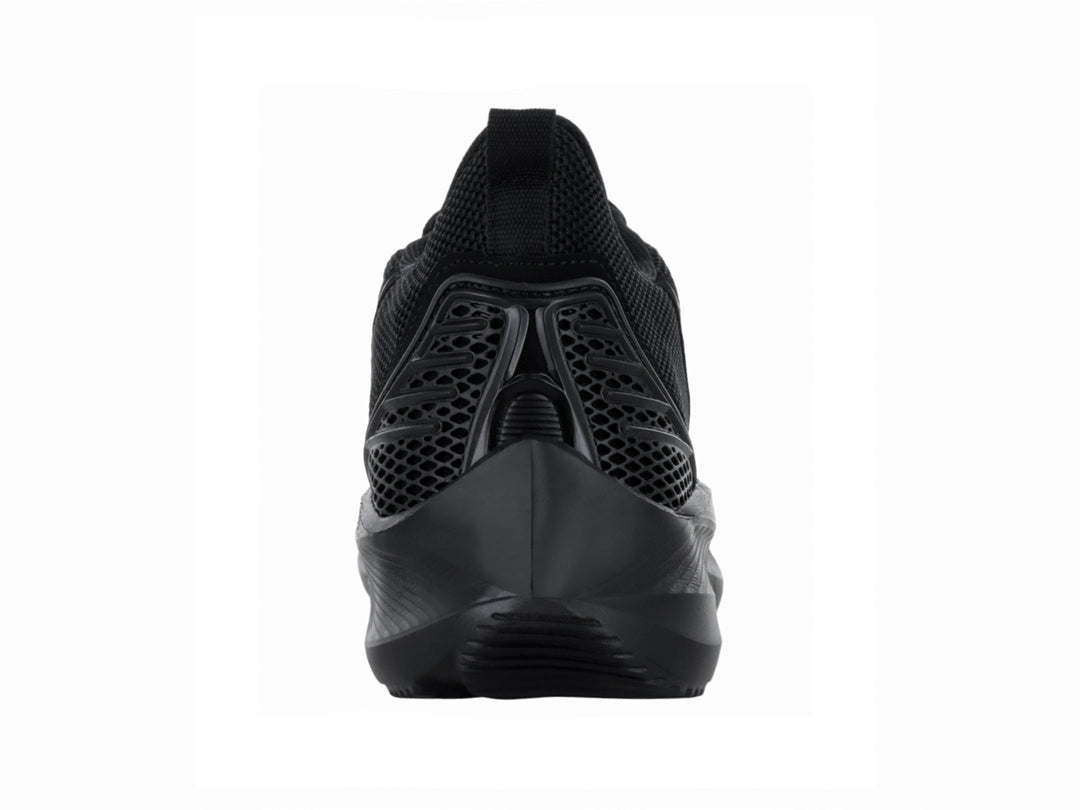 Tenis deportivo color negro con tejido de malla y suela gruesa.