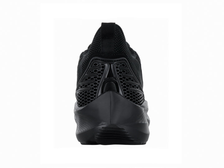 Tenis deportivo color negro con tejido de malla y suela gruesa.