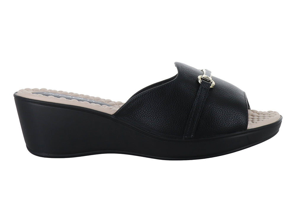 Sandalia negra de cuña Piccadilly con plantilla acolchada beige y detalle de hebilla metálica.