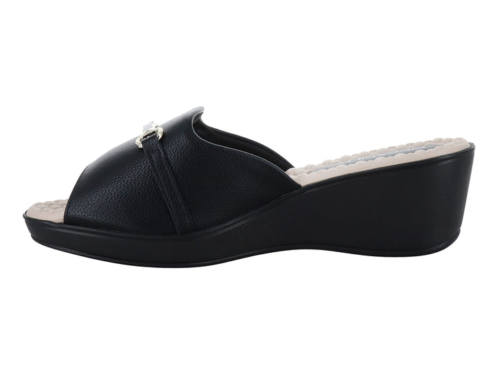 Sandalia negra de cuña Piccadilly con plantilla acolchada beige y detalle de hebilla metálica.