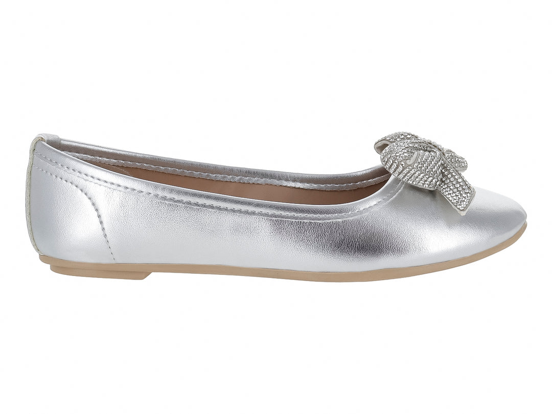 Zapato plano color plata metálico con un moño decorativo brillante en la parte frontal.