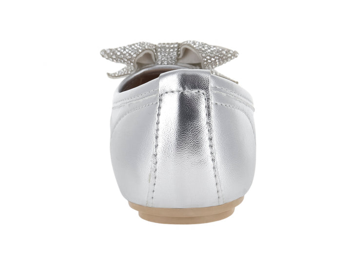 Zapato plano color plata metálico con un moño decorativo brillante en la parte frontal.